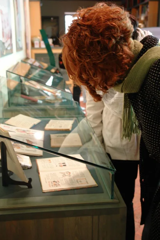 Vitrinas de la sección C del museo dedicadas a manualística