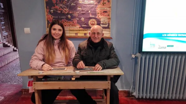 Abuelo y nieta en su visita al museo pedagógico