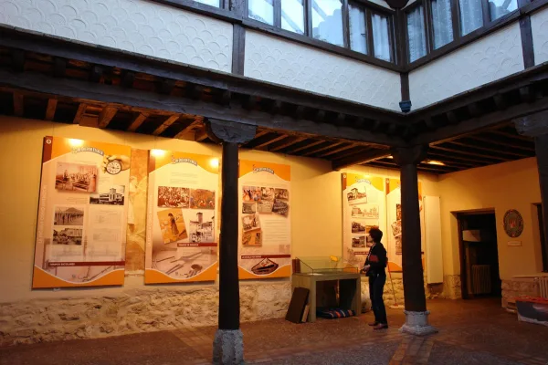 Patio central del edificio histórico del Ceince. Sala B de la exposición "Mi querida escuela"