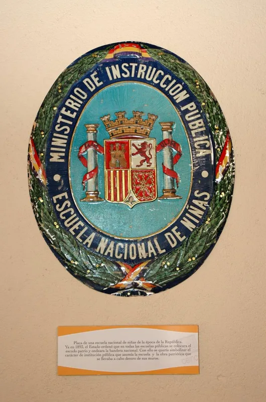 Placa metálica policromada para señalización de escuela
