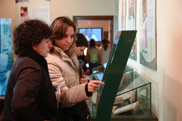 Uso del interactivo de la exposición "Mi querida escuela"