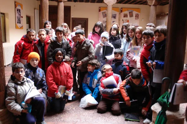 Visita de niños de diferentes nacionalidades a la exposición del Ceince