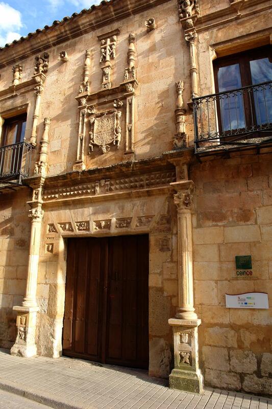 Edificio histrico, sede del Ceince. Palacio de los Bravo de Laguna. Monumento nacional Siglo XVI.