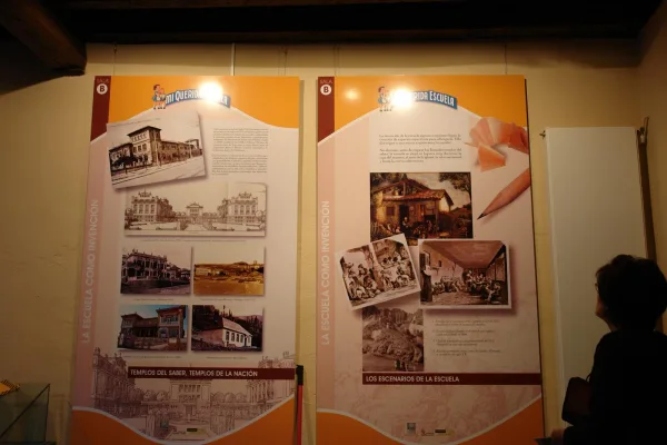 Carteles de arquitectura escolar de la exposición permanente