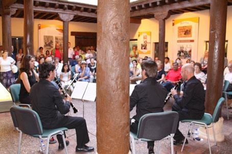 Concierto de clarinetes del grupo Albogue. Patio Ceince, 2009