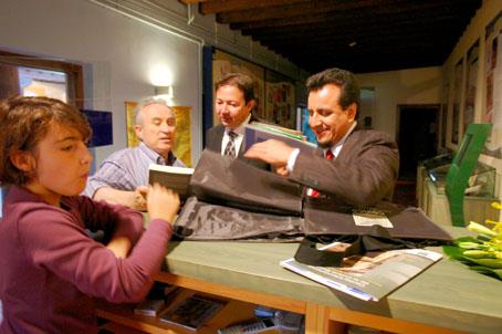 Leopoldo Bochelli, alcalde de Galpagos, y Carlos Zapata, presidente de Fundar Galpagos